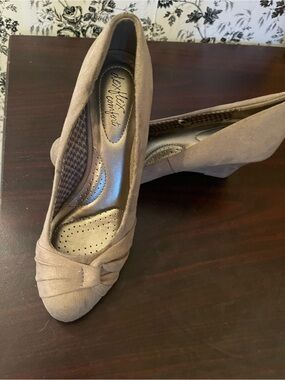 Dexflex Comfort Women's Taupe Wedge Pumps
